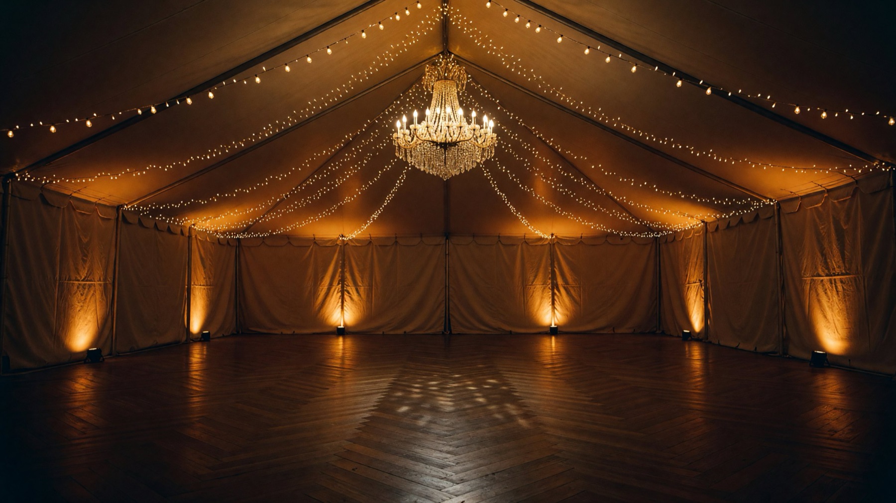 Pista de baile bajo carpa con candil