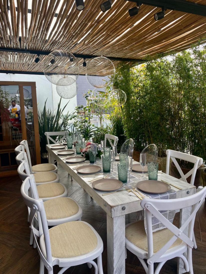 Mesa imperial bajo pérgola