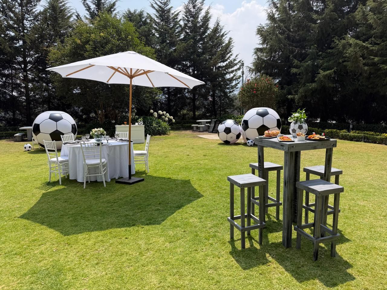 Evento temático de fútbol en jardín