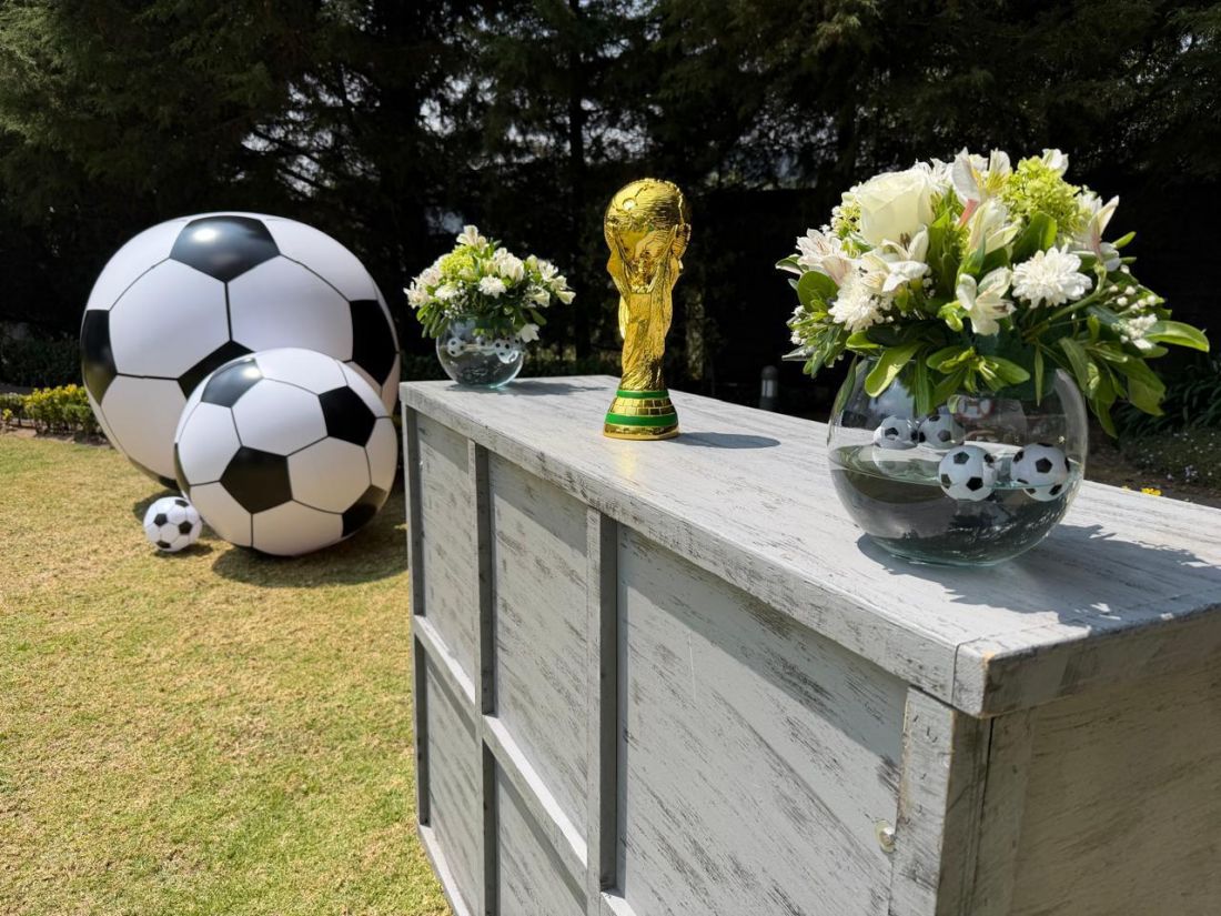 Barra decorada con arreglos florales