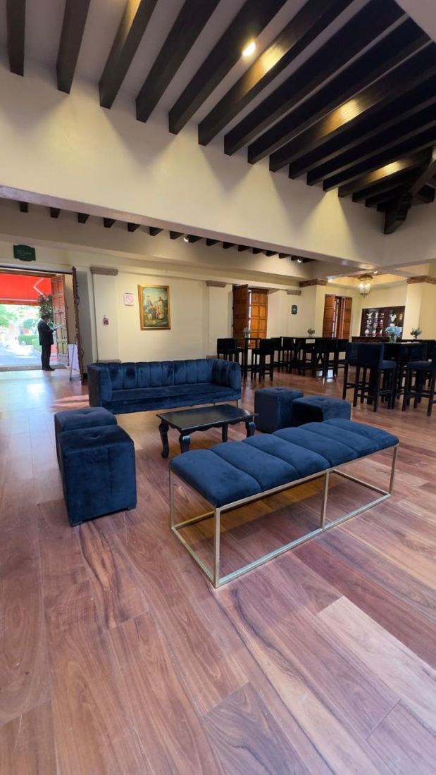 Salas de terciopelo azul en salón
