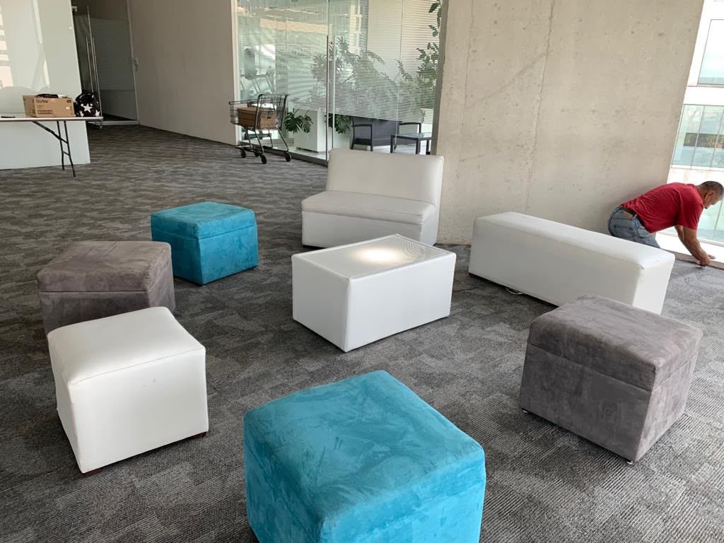 Salas lounge con puffs turquesa