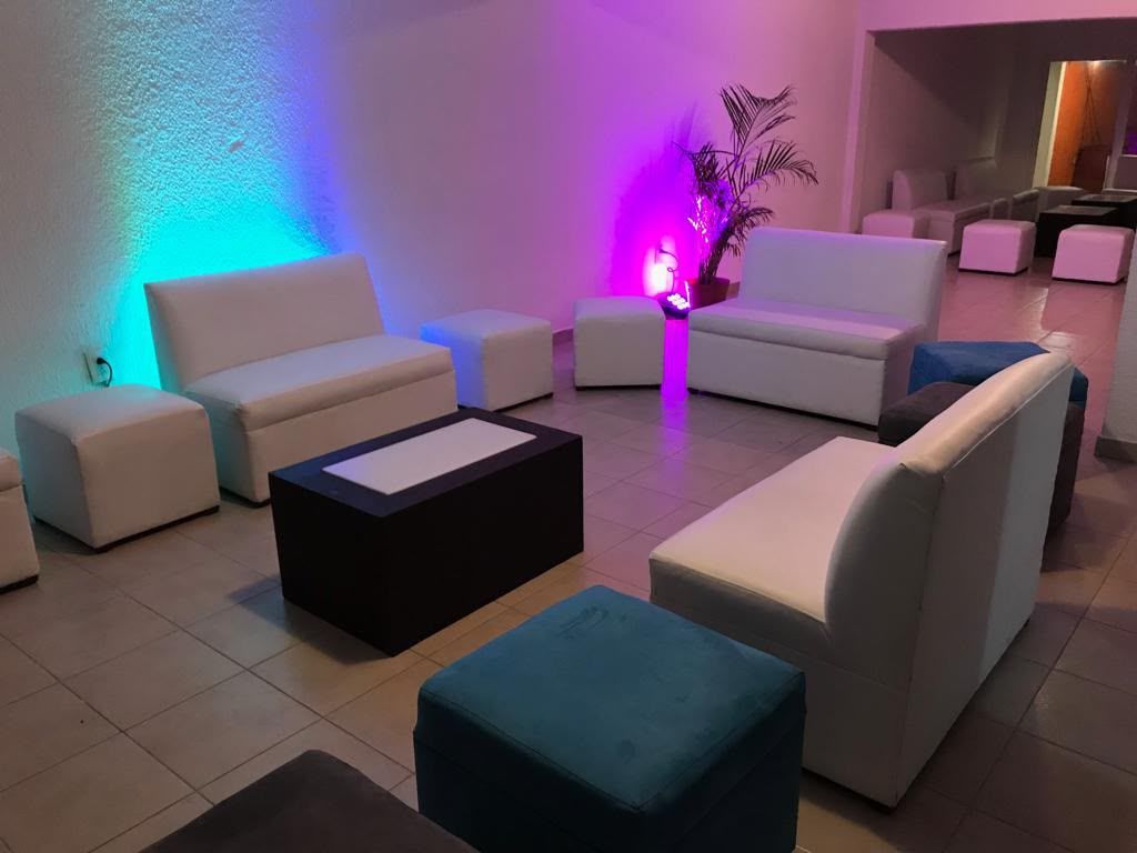 Lounge blanco con iluminación ambiental