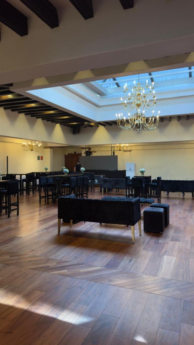 Salón con tragaluz y candiles