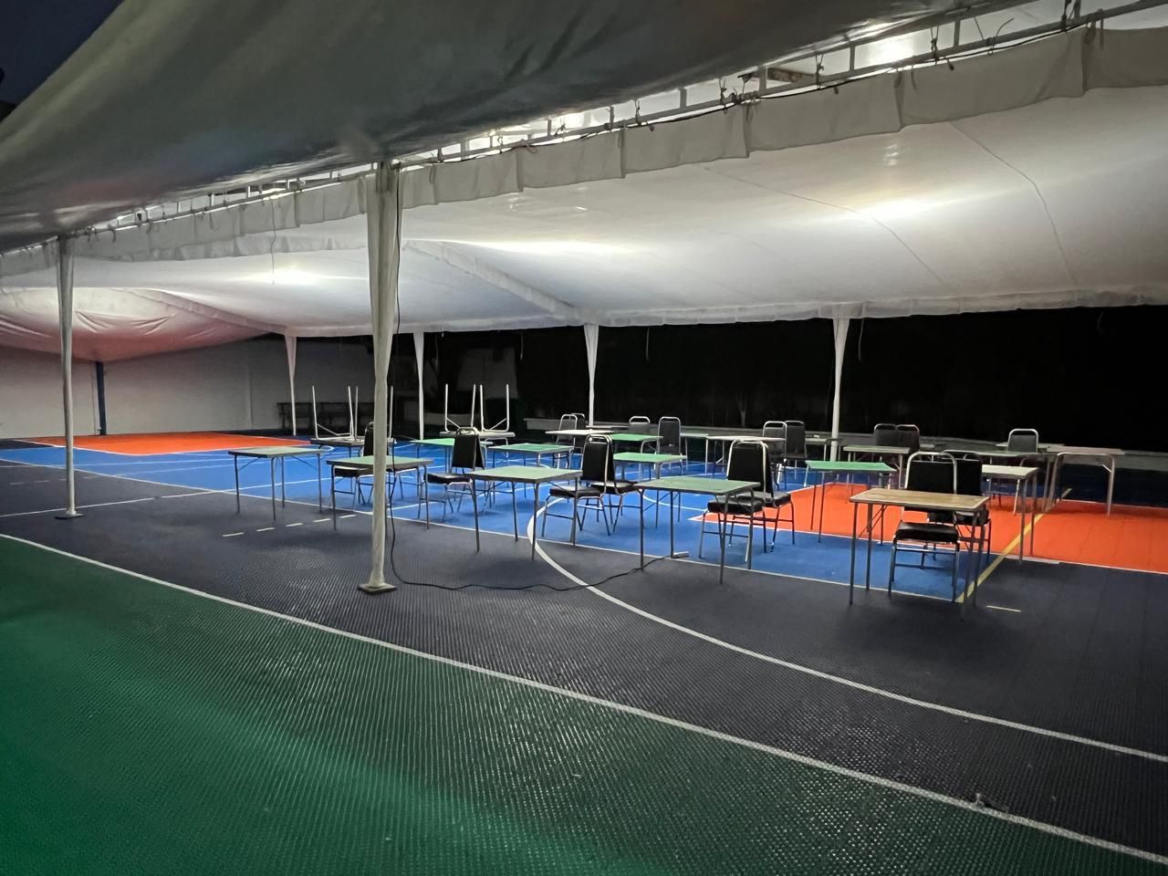 Carpa sobre cancha para evento